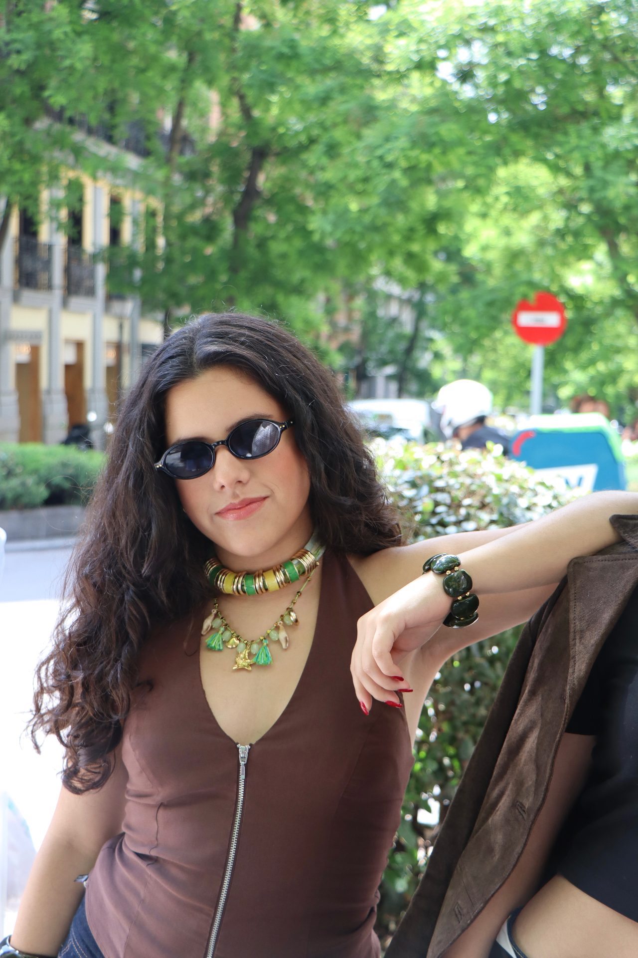Retrato con gargantilla verde y collar dorado