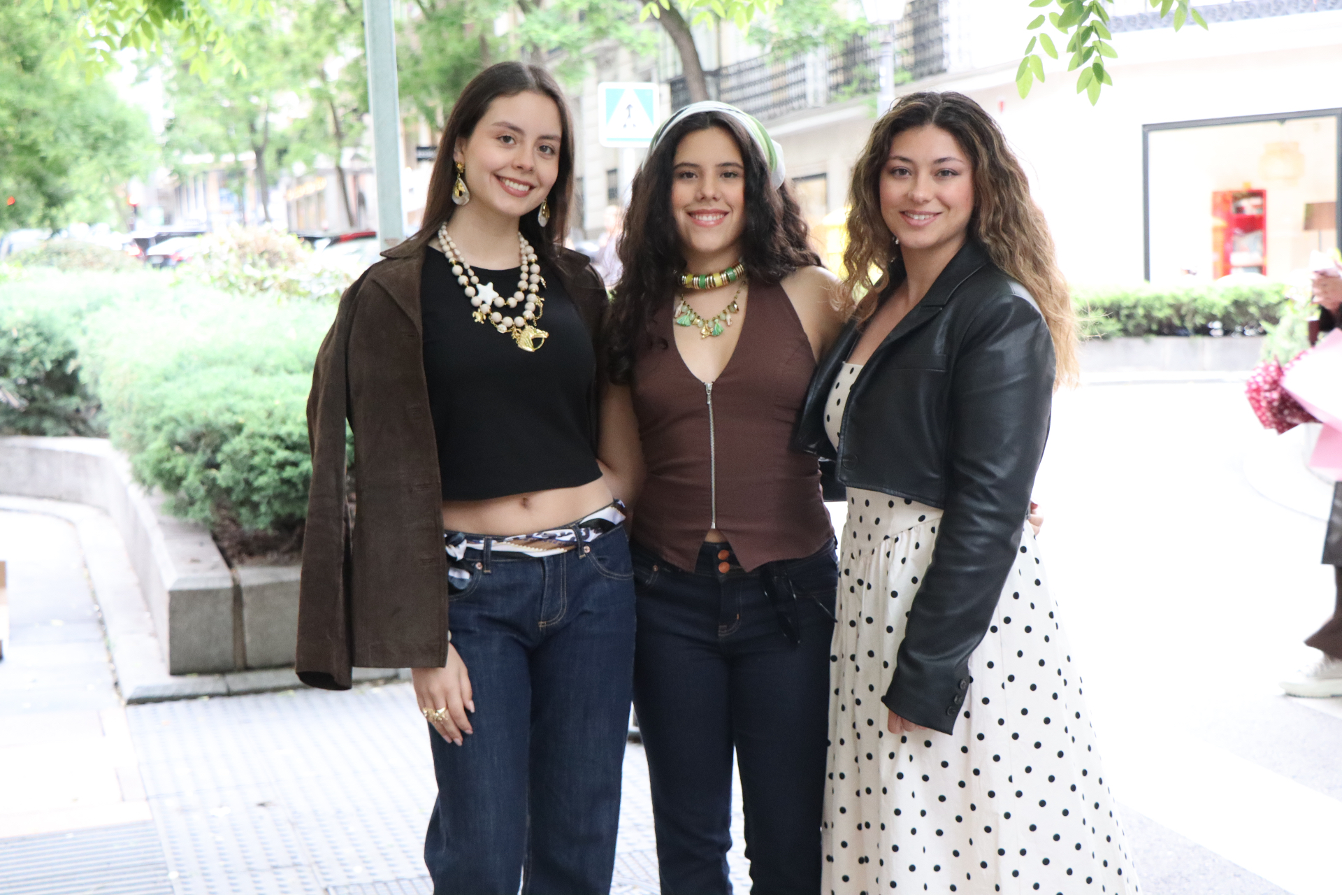 Tres chicas con collares y pendientes Viviana Moda